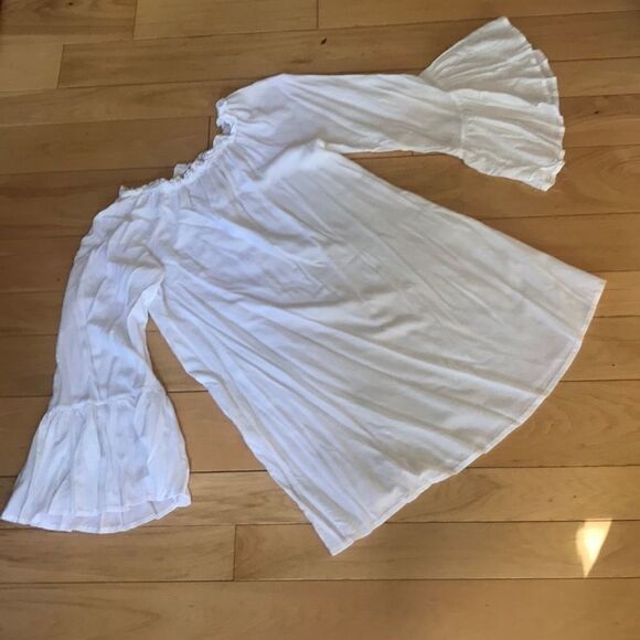 Flowing White Shirt with Beautiful Sleeves! - Picture 4 of 4